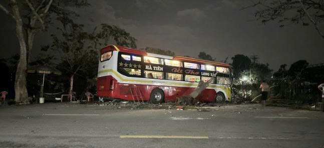 卧铺巴士冲入路边喝水人群，2人死亡