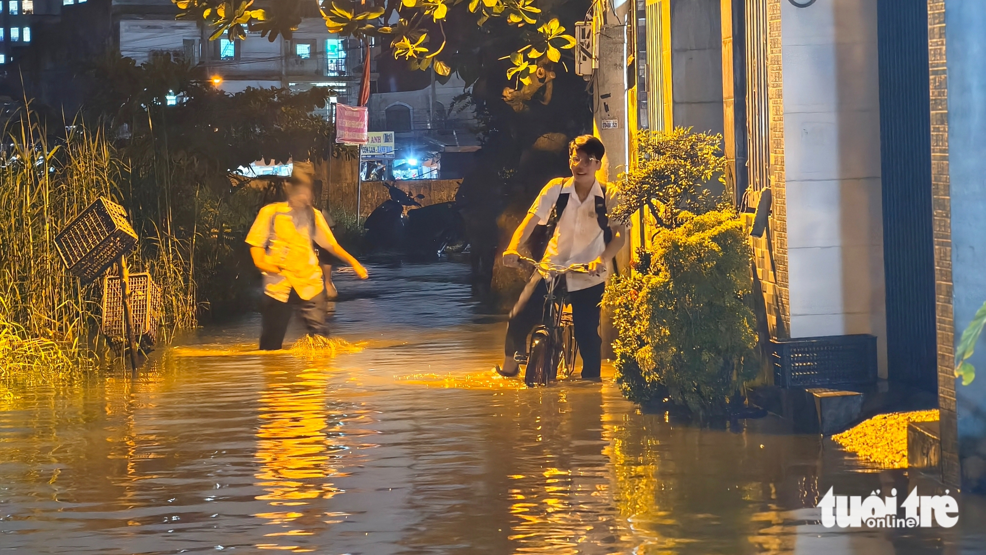 胡志明市潮水高涨，幸好没有下雨