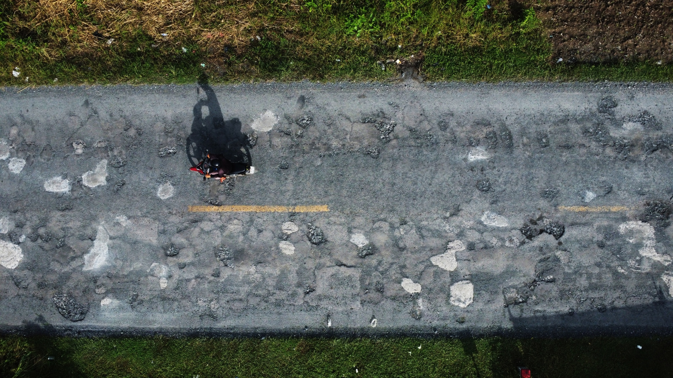 奇怪地用水泥修补...金瓯省一号国道