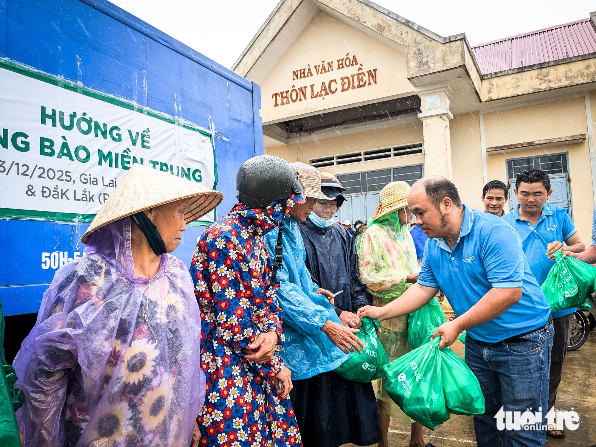 GREENFEED越南公司联合青年报向平定省、富安省旧洪灾区民众赠送礼物