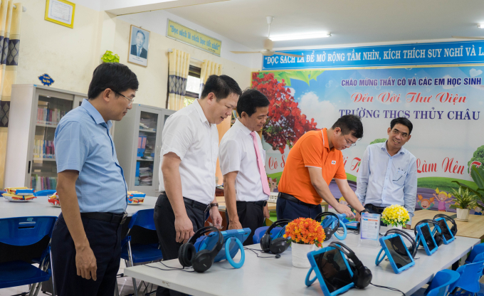 向顺化和岘港学生移交8个电子图书馆