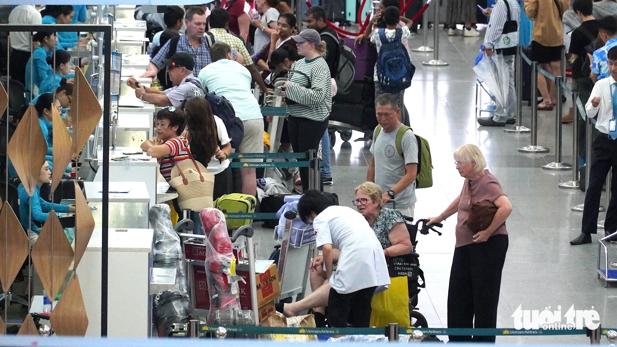 数千乘客在岘港机场因10号台风导致多趟航班延误而等待