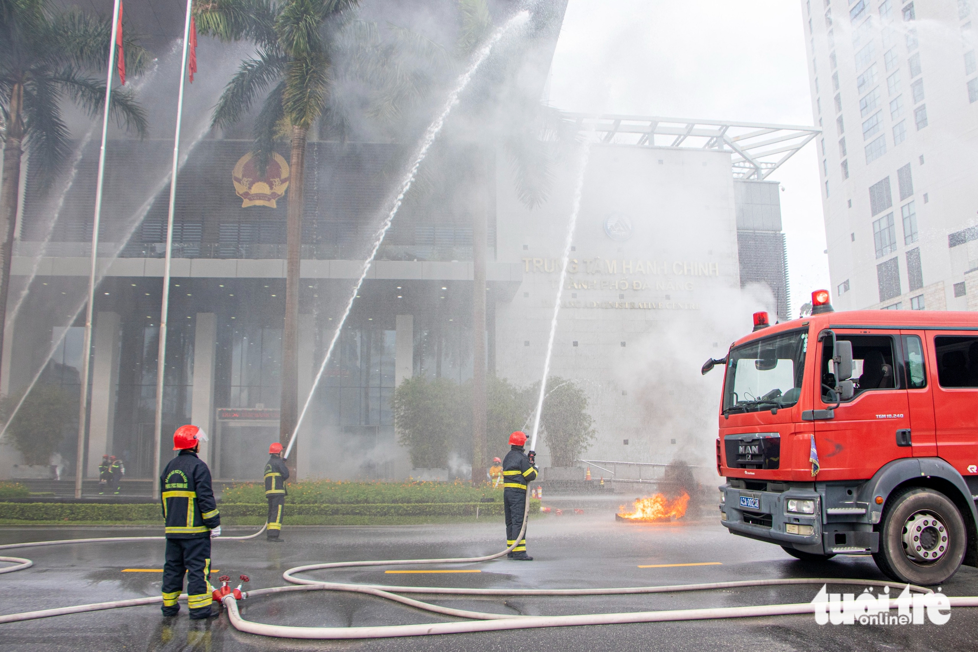 数百人在岘港行政中心进行消防演习