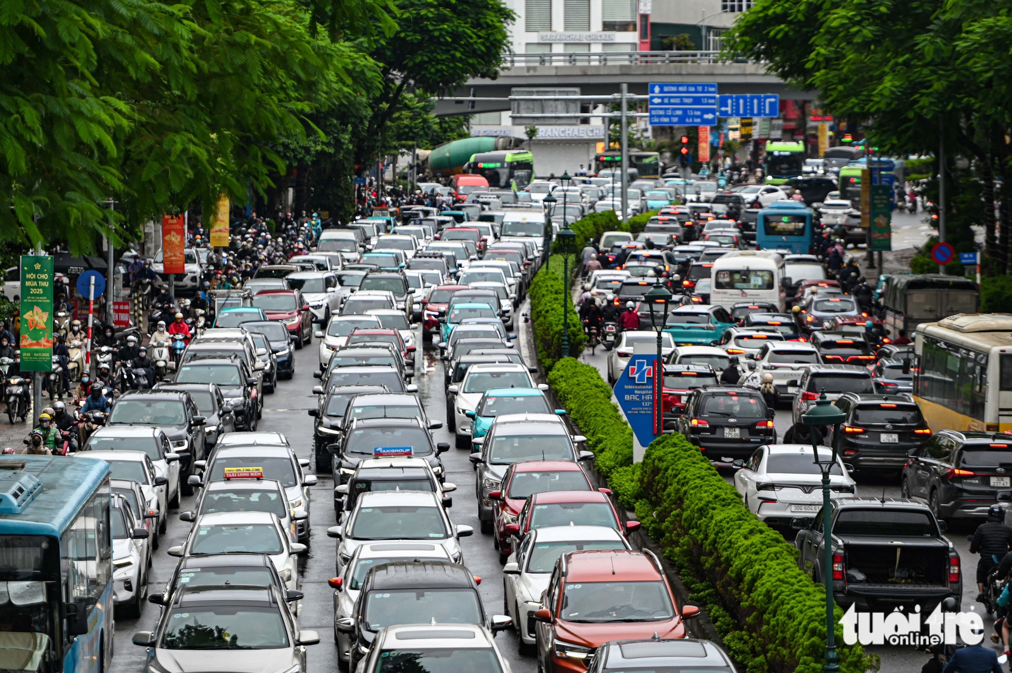 龙边桥单向禁行，河内市民艰难寻找过河方式