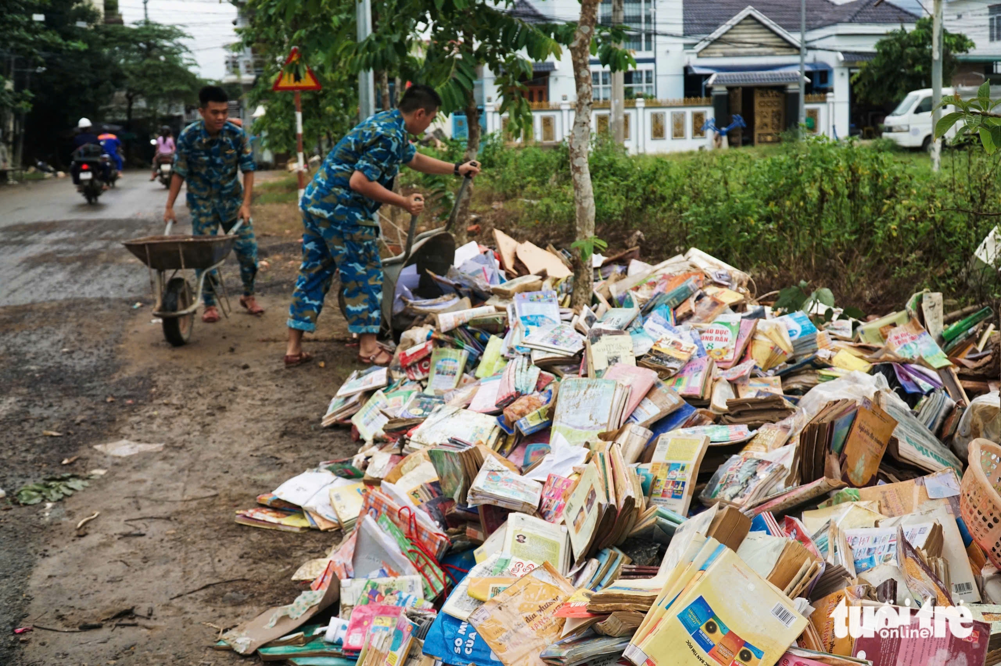 胡志明市帮助庆和学校克服洪灾后果，为居民提供免费餐饮和医疗服务