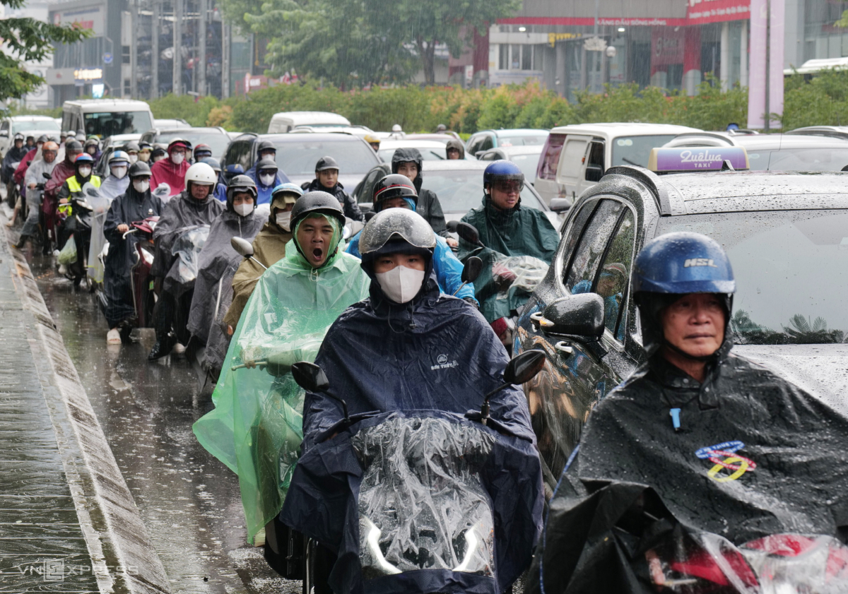 河内街道在雨中拥堵