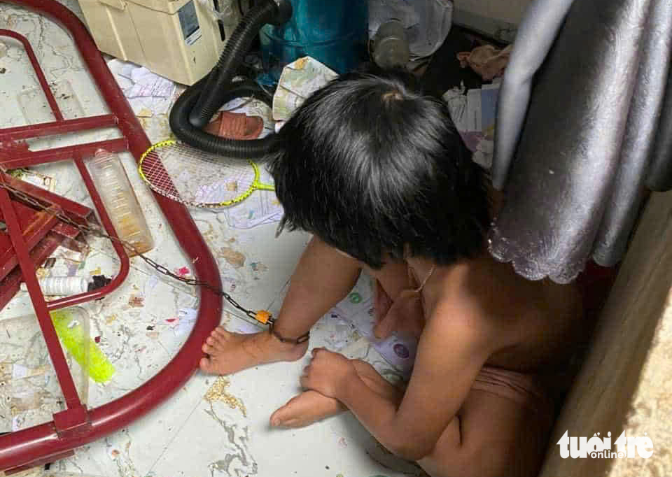 两名被锁脚女孩已被带回外婆家