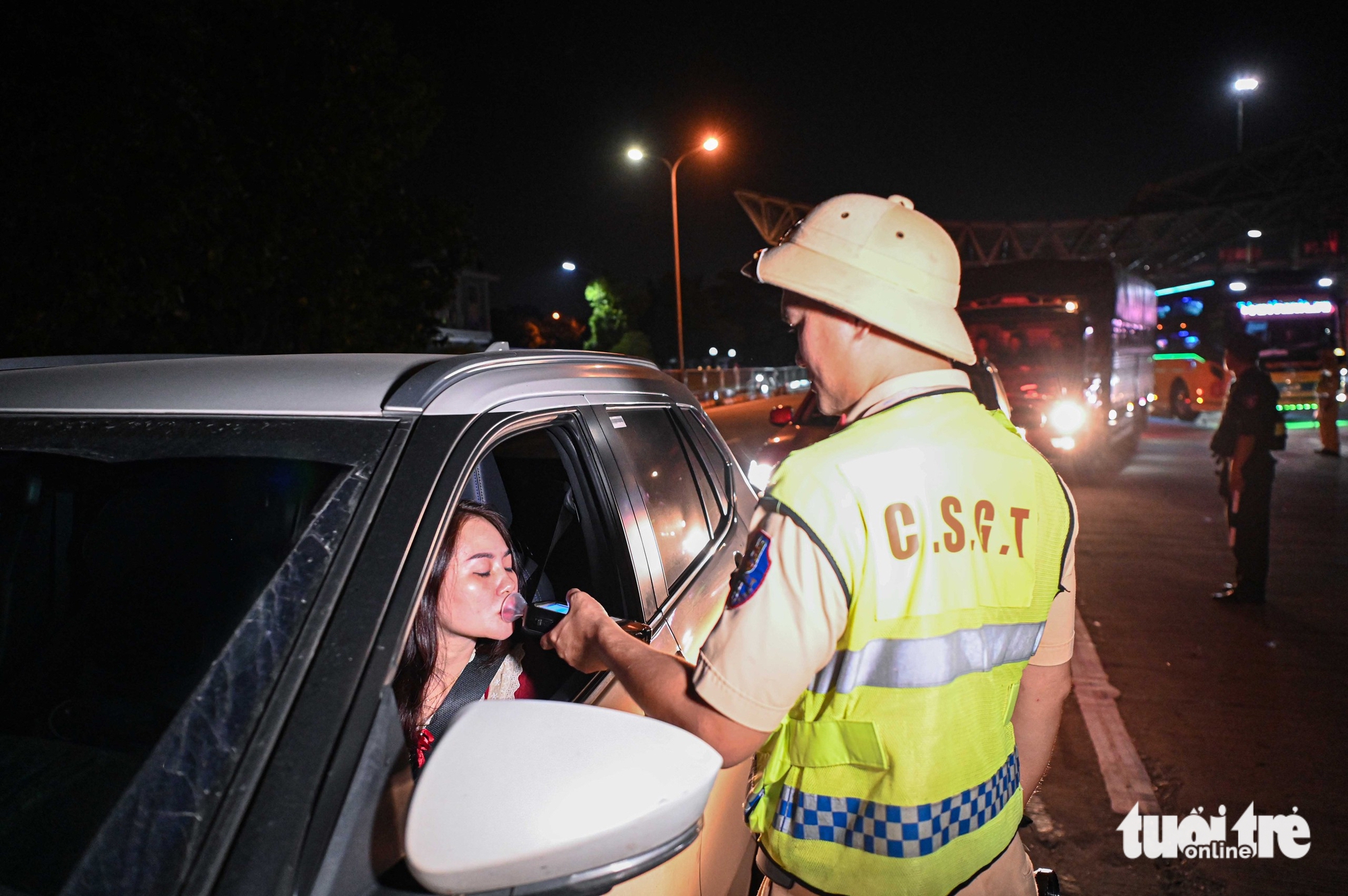 酒精浓度违规处理高峰期：警察通宵在高速公路入口检查