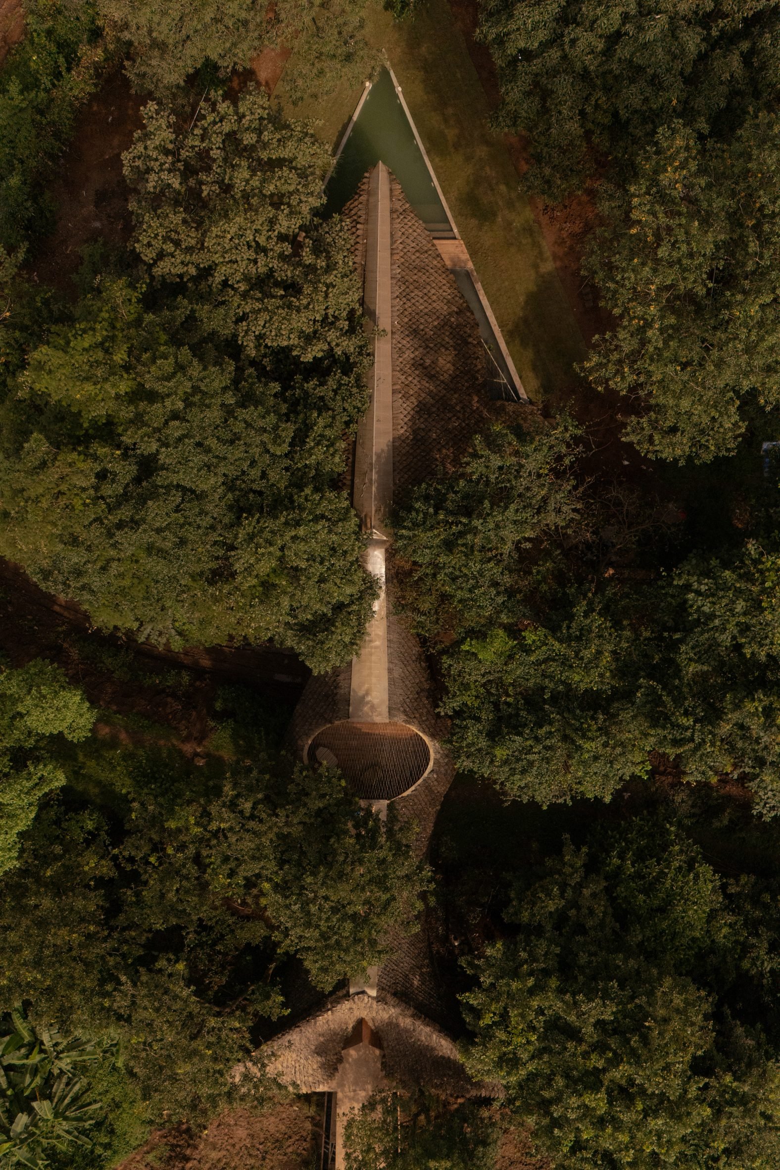 跨越水沟的桥梁房屋，带有奇特泥草制成的'穿山甲鳞片'