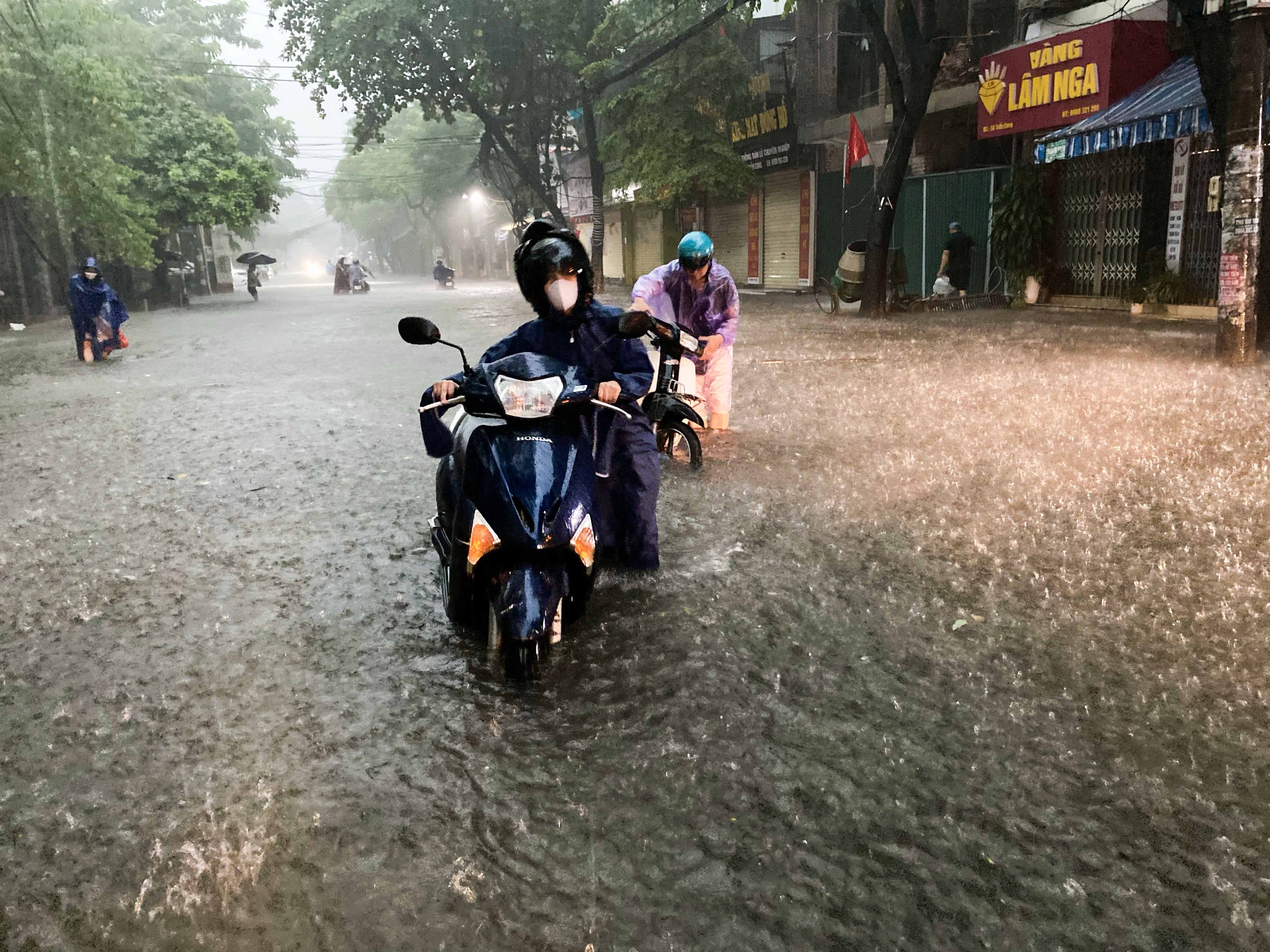 河内部分地区正下大雨，警告多条街道可能发生内涝