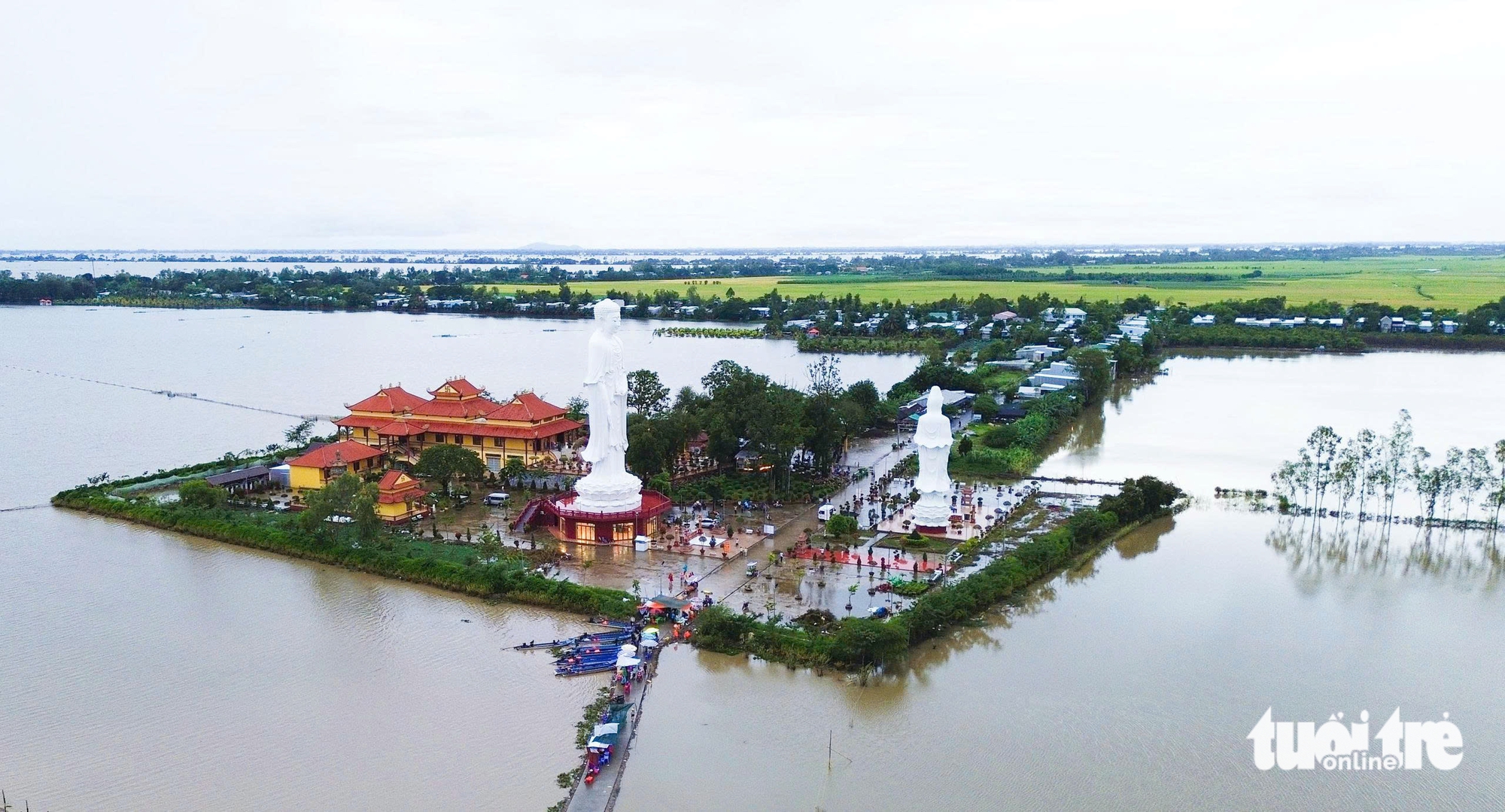 西部农民用舢板船载客游览涨水田野