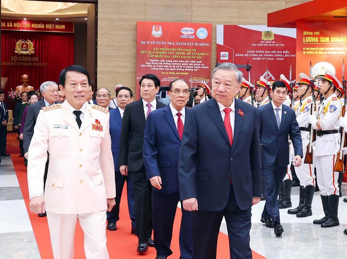 苏林总书记出席公安部中央第八次代表大会