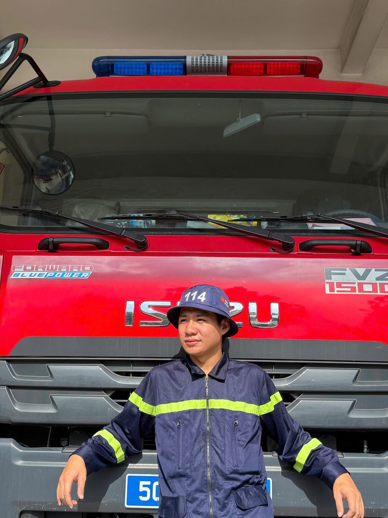 前往洪水灾区帮助民众，胡志明市消防员在千钧一发之际救出女学生