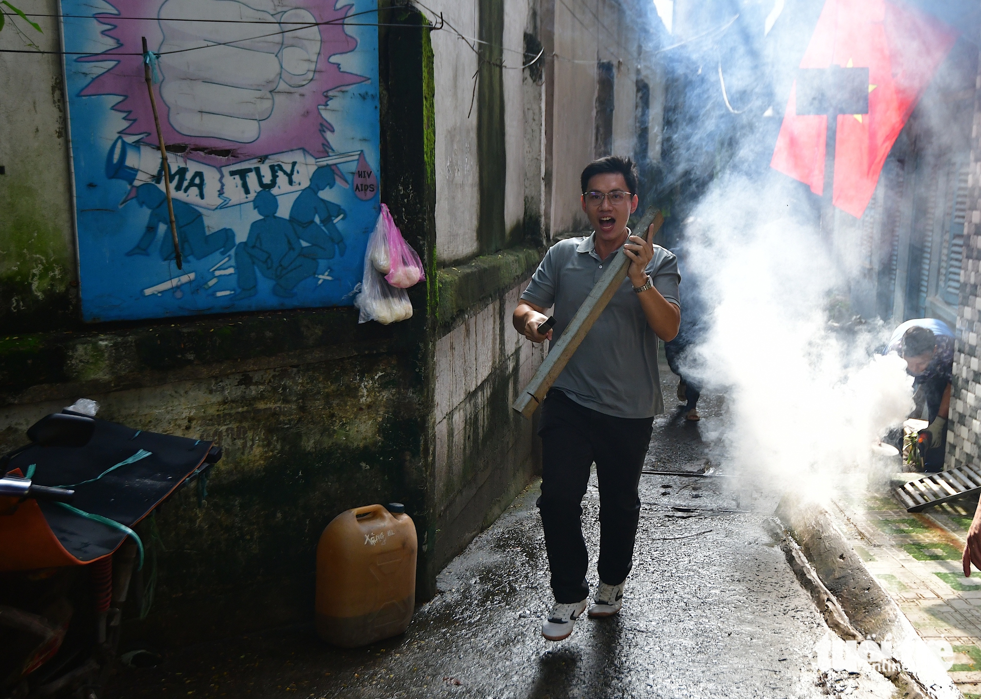 春和坊进行消防演练，指导居民在封闭场所逃生