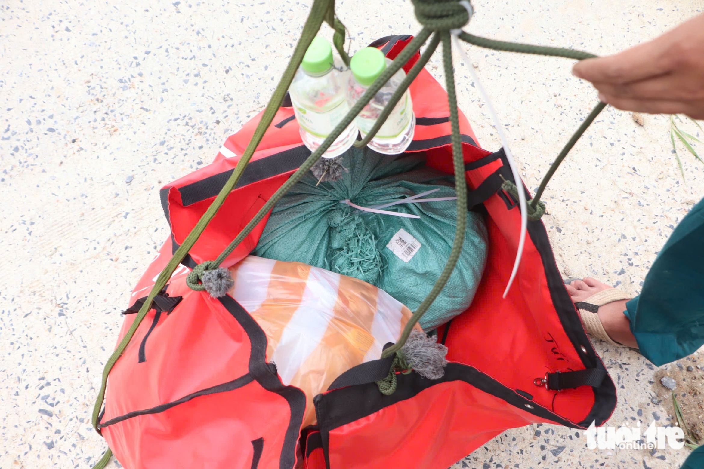 无人机运送救援物资到洪水中心区,令人耳目一新