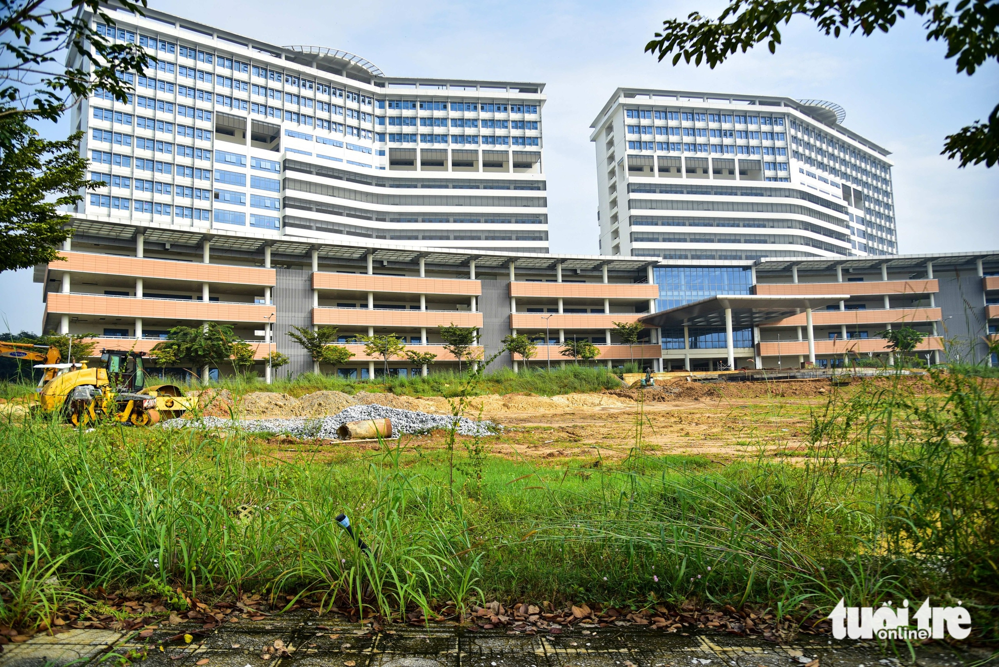 胡志明市4500亿越盾医院开工10年后现状：施工'应付了事'，杂草丛生