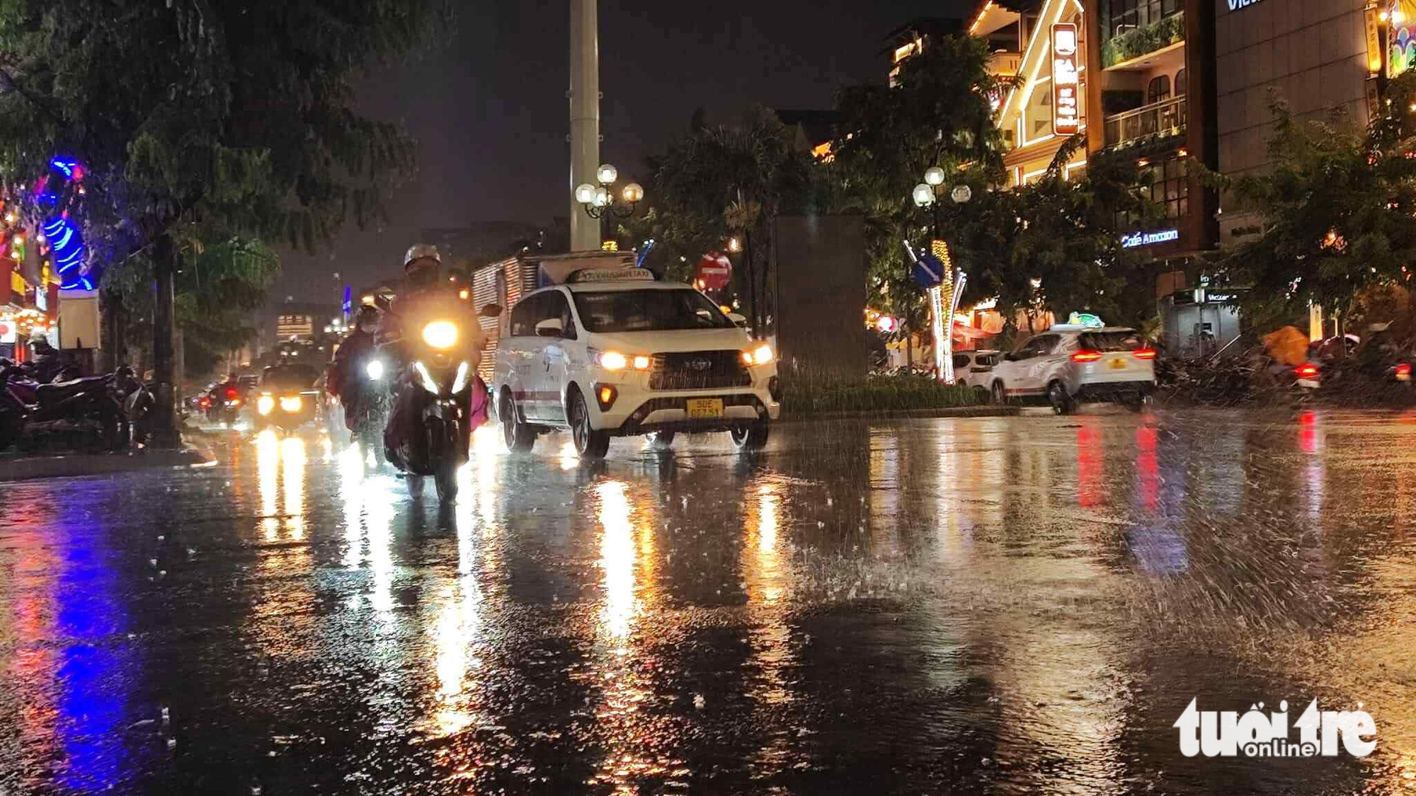 全天阳光强烈，晚上胡志明市暴雨60毫米伴随隆隆强风