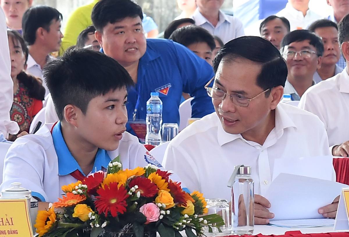 总理、副总理和部长在边境地区开工72所学校