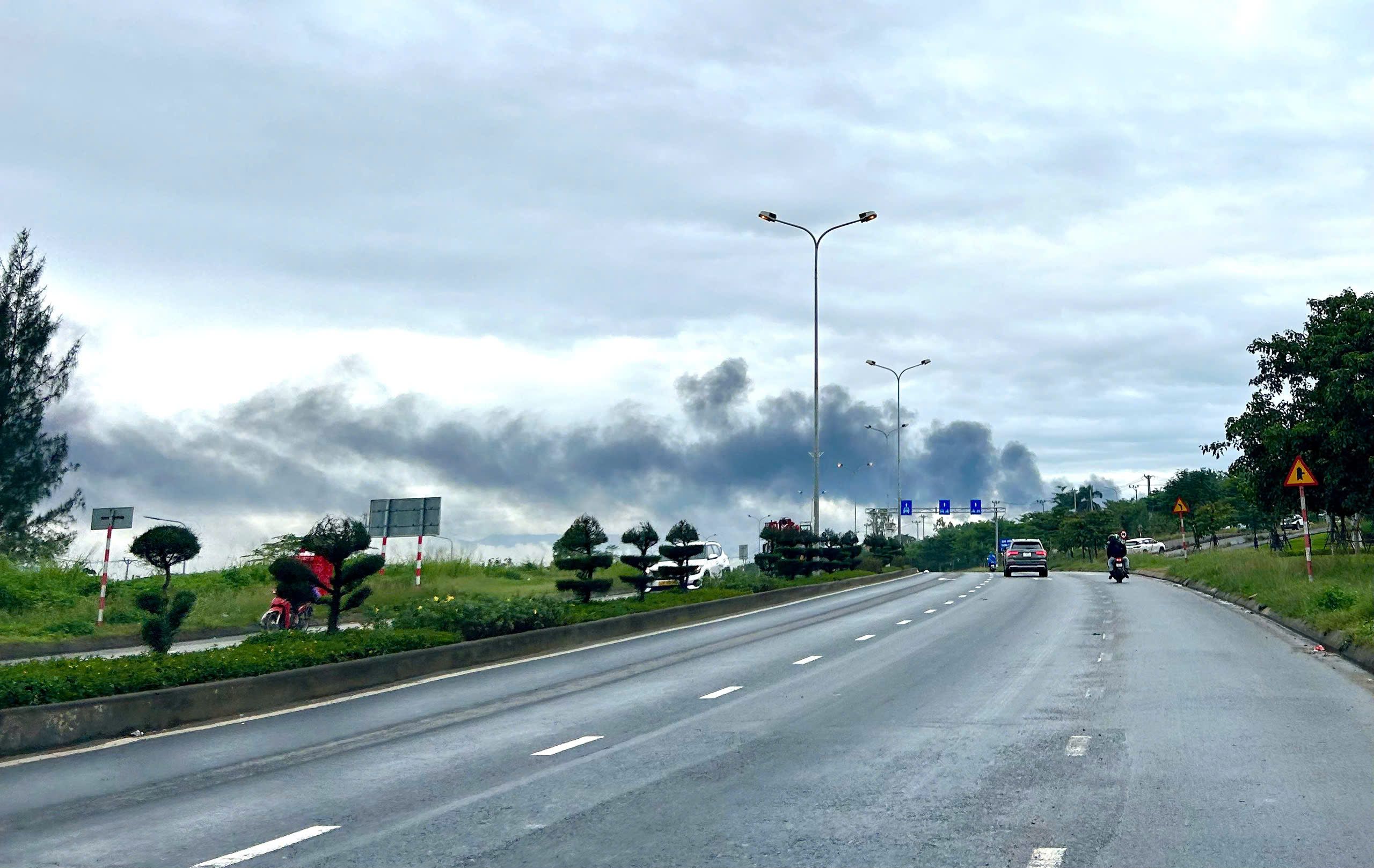 岘港沥青储存场发生猛烈火灾
