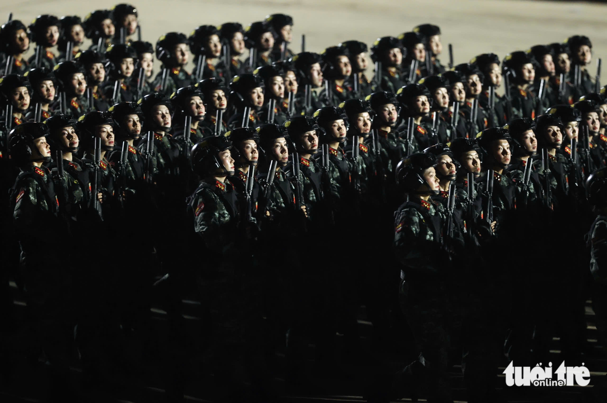 近距离观看国家级阅兵彩排中的'超级庞大'装备阵容