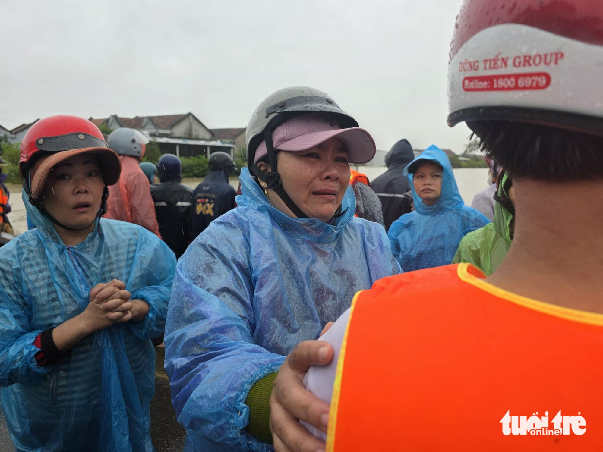 当看到部队和警察开辟道路来救援时，洪水地区的同胞们激动得哭了