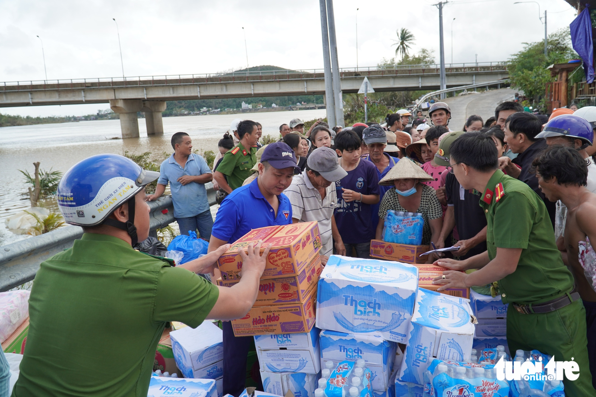 许多爱心人士已来到富安省深淹4米区域的‘空园空屋’居民家中