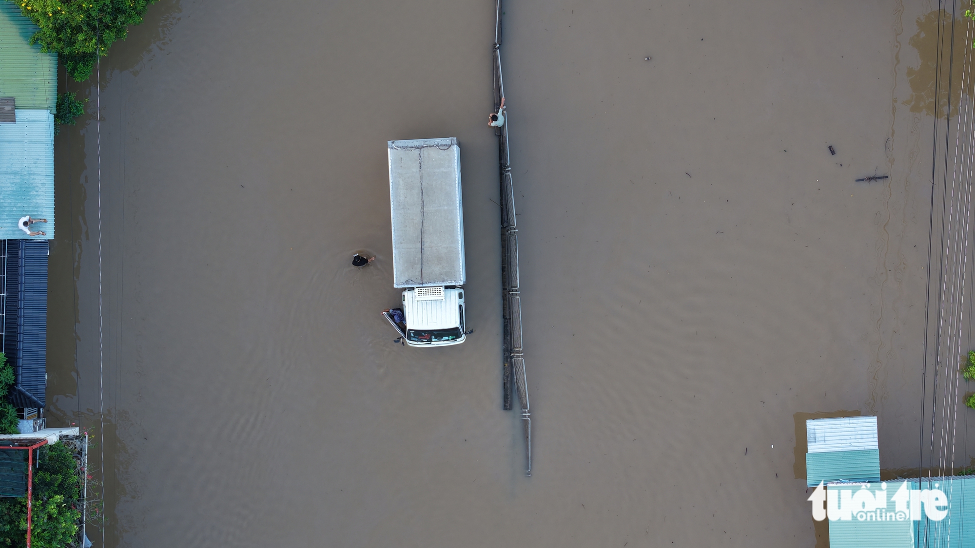 今天上午，洪水仍使平顺省旧区的函胜、富隆地区处于孤立状态