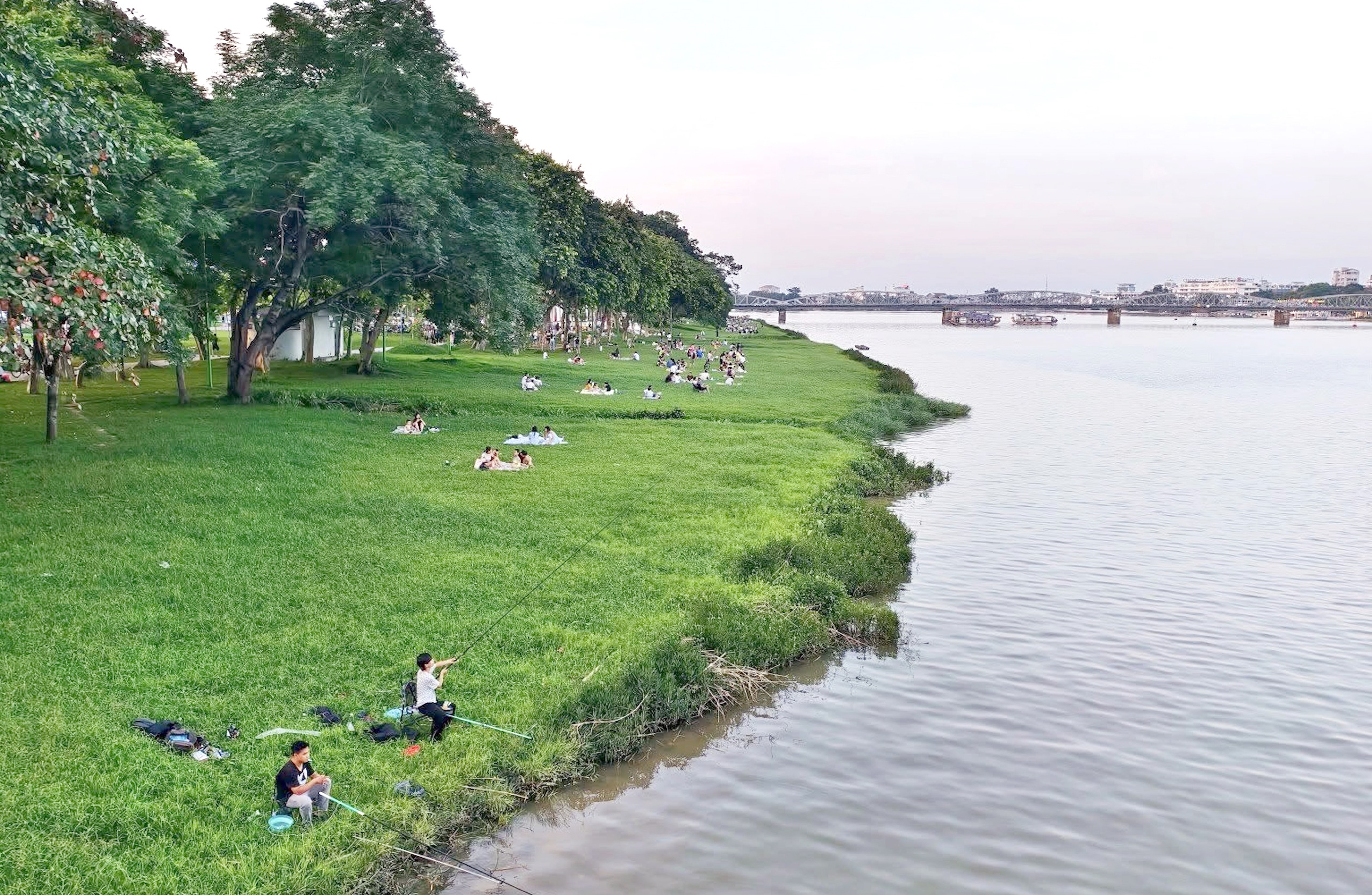 绿色河岸吸引游客前往顺化