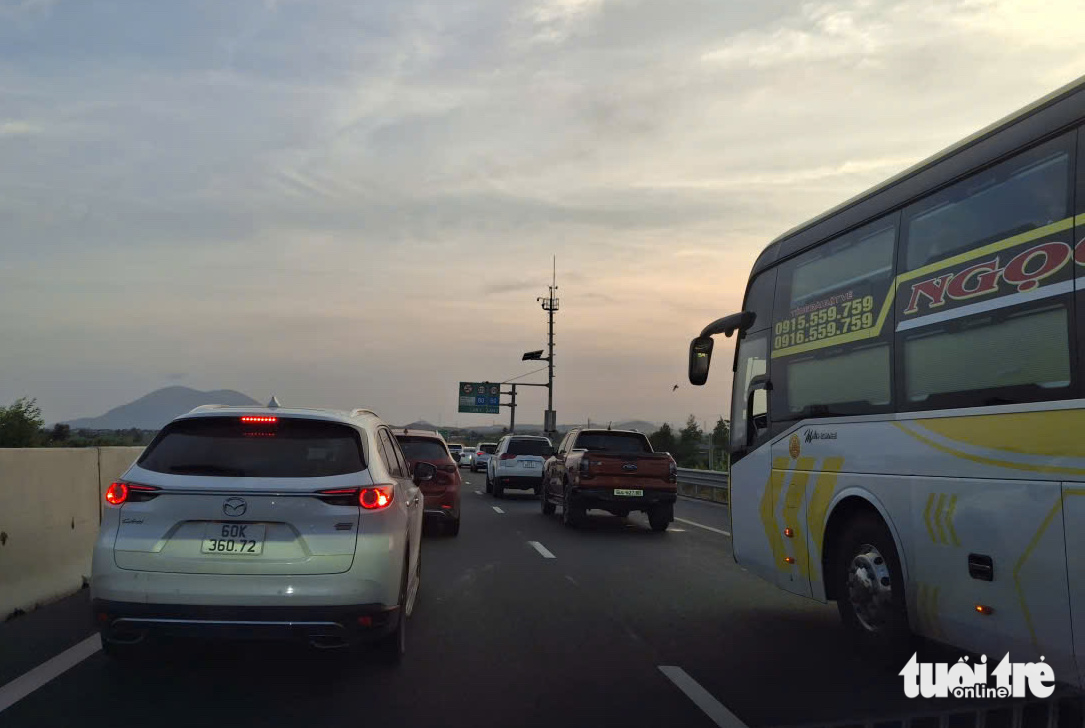 春节初七夜潘切-油椰高速发生五车连环相撞事故，交通拥堵数公里