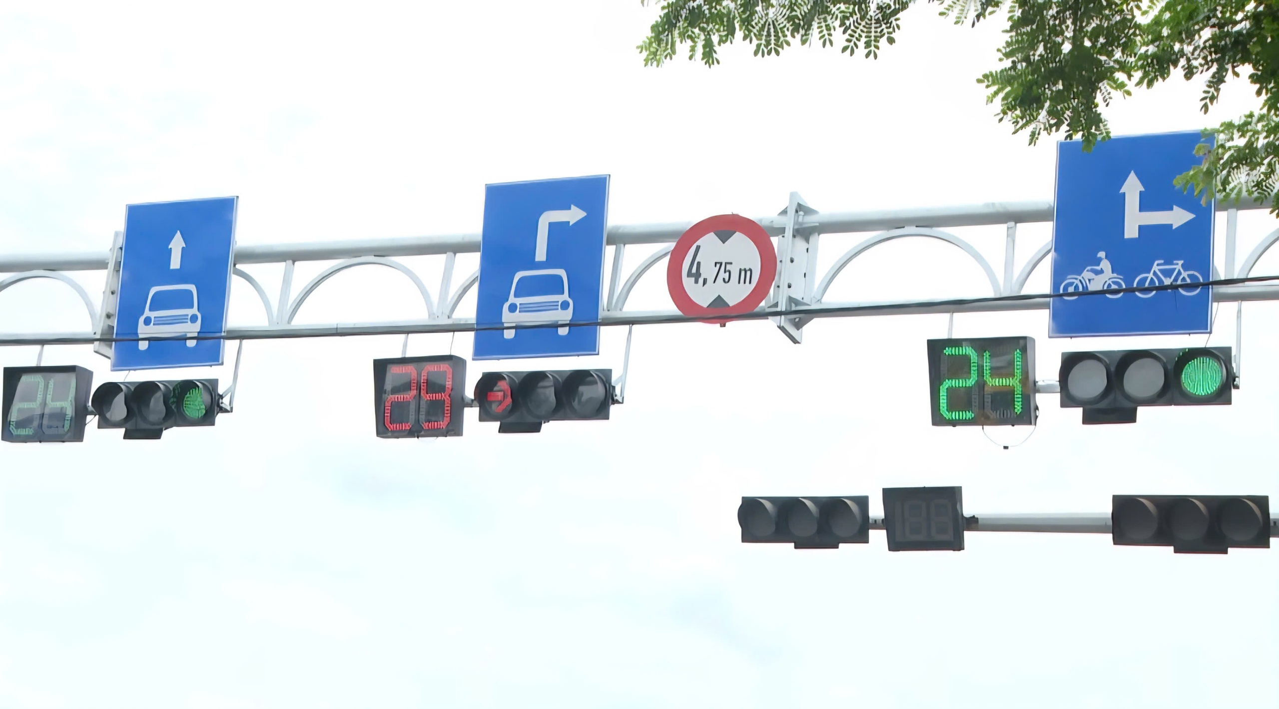 将在美春A工业区三岔路口安装AI信号灯