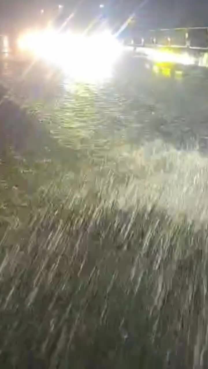 永好-潘切高速公路在大雨后深陷积水