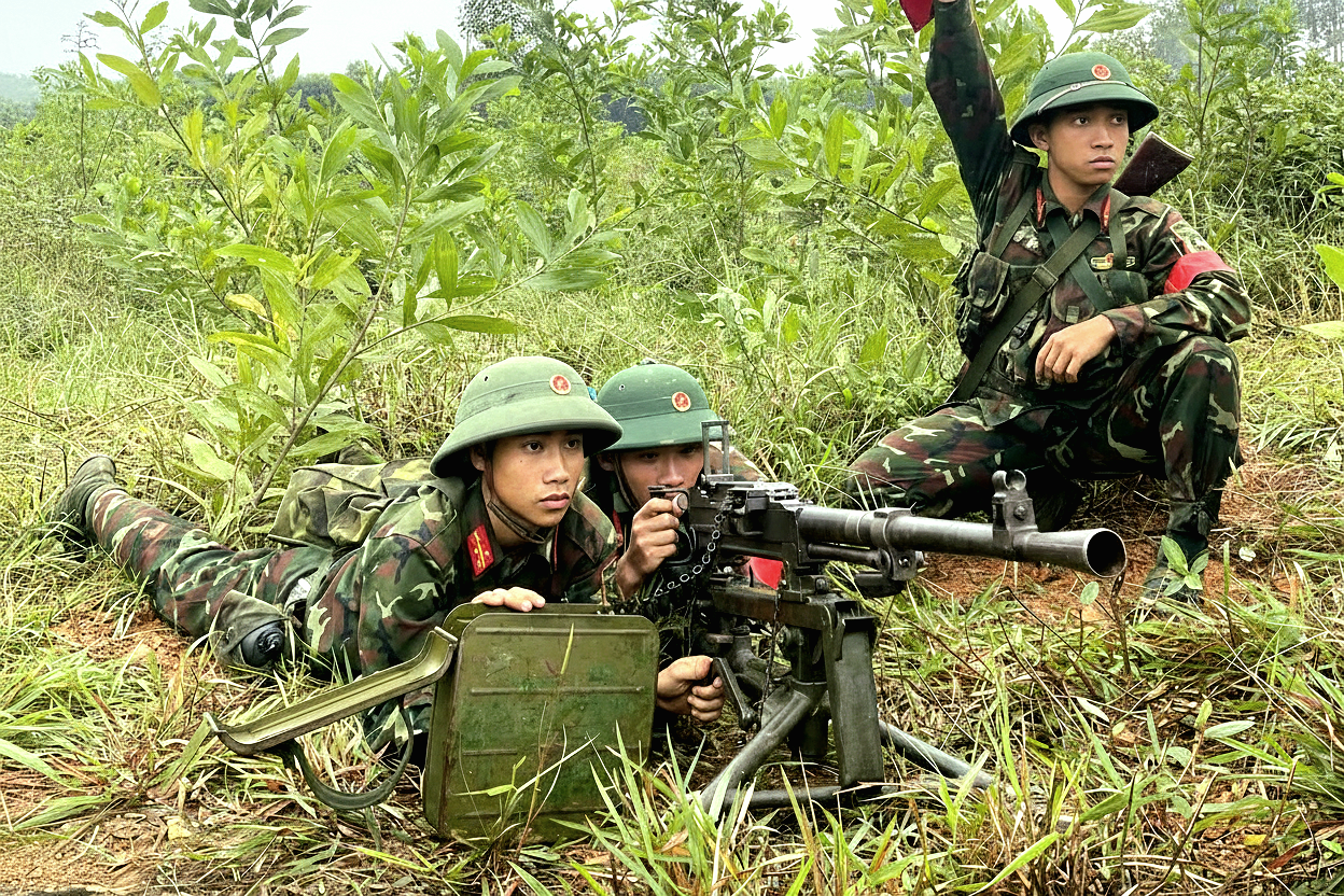 观看部队行军，演练打击敌军空降