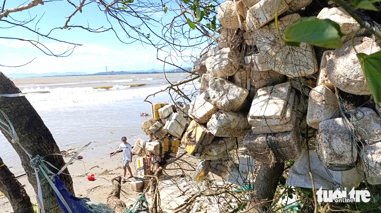 恐怖海浪夜间袭来，广南省海滨村庄一片狼藉