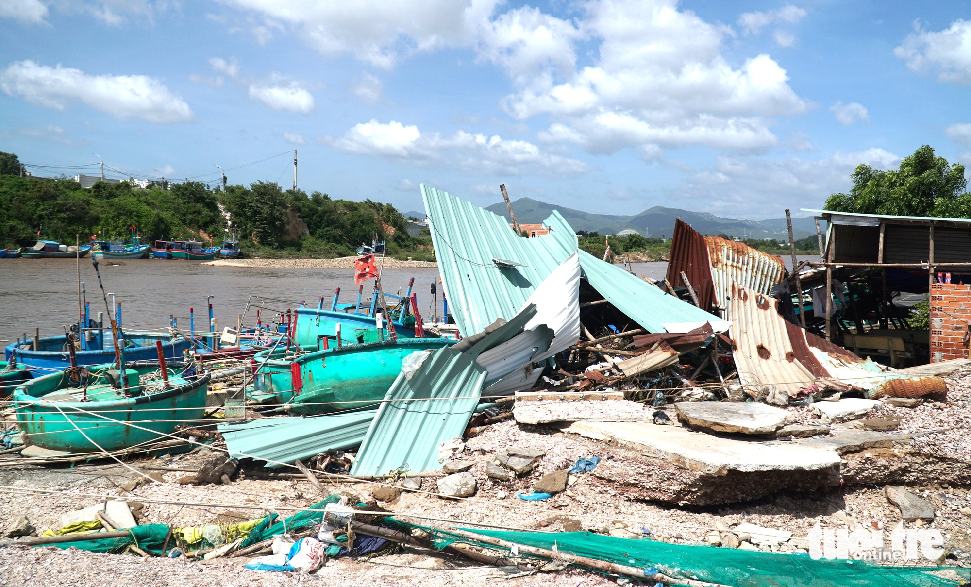 渔民在连香海口打捞沉没渔船后心痛不已
