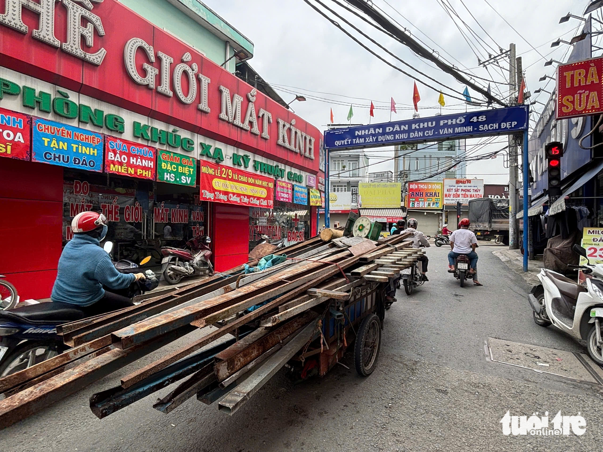 许多自制三轮车、拖车运输长度达车身三倍的铁皮、钢材仍在路上行驶