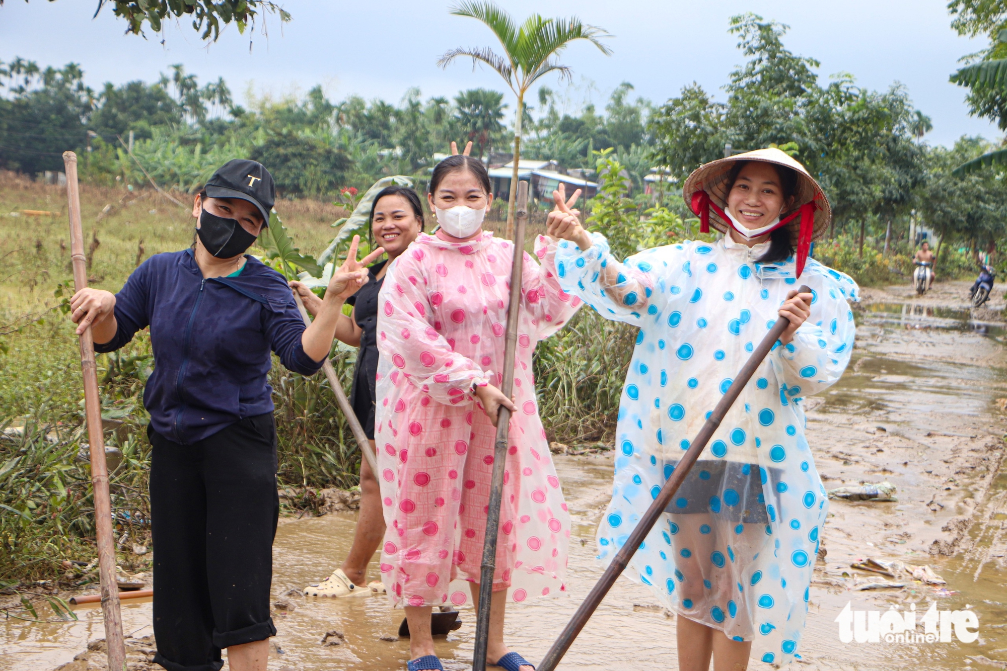 军队'助力'岘港洪水中心区幼儿园清理淤泥迎接儿童返校