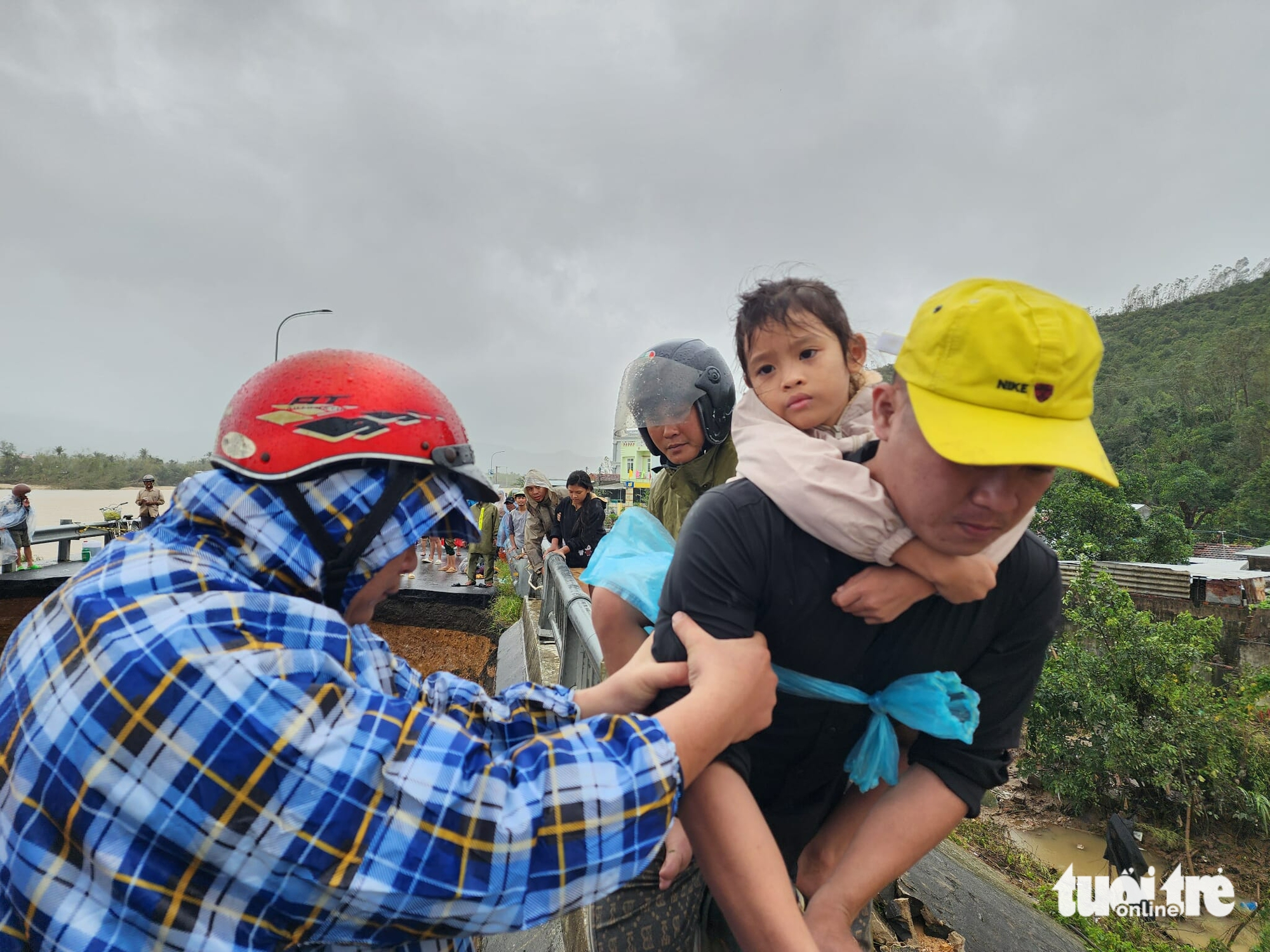 当看到部队和警察开辟道路来救援时，洪水地区的同胞们激动得哭了