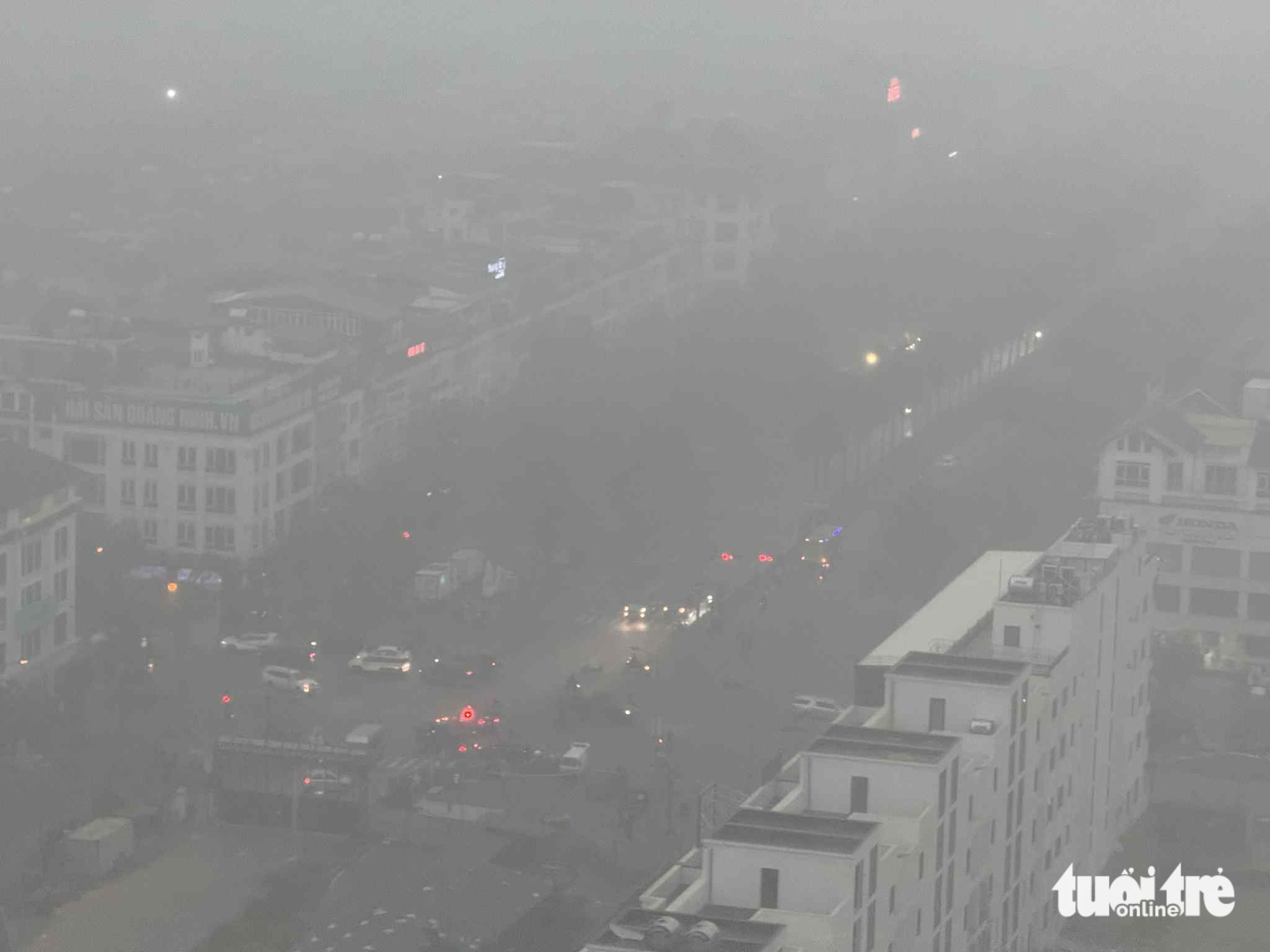 整夜大雨，今天早上河内多条道路开始积水