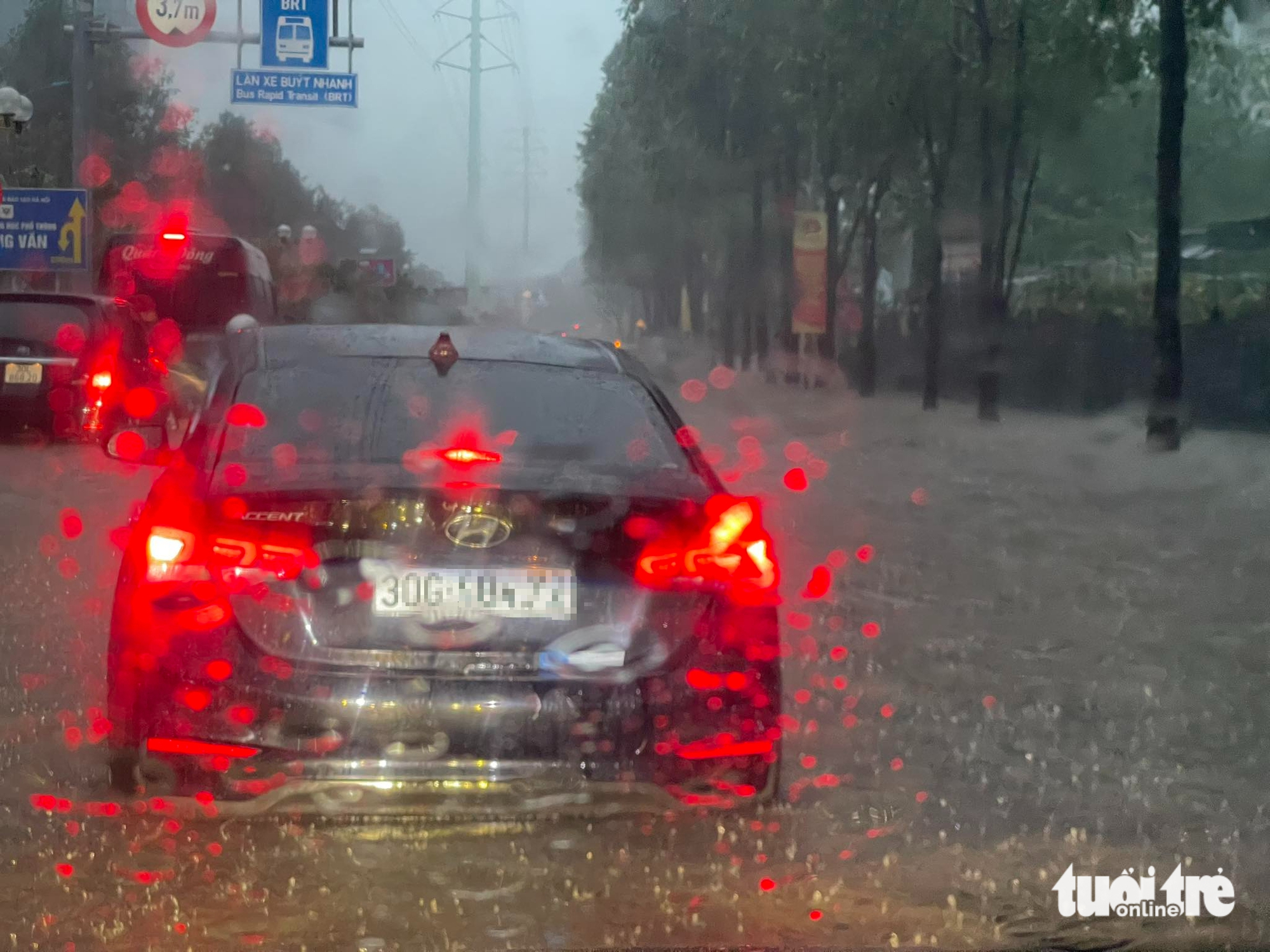 河内第五号台风整夜大雨，多条道路深积水，交通瘫痪