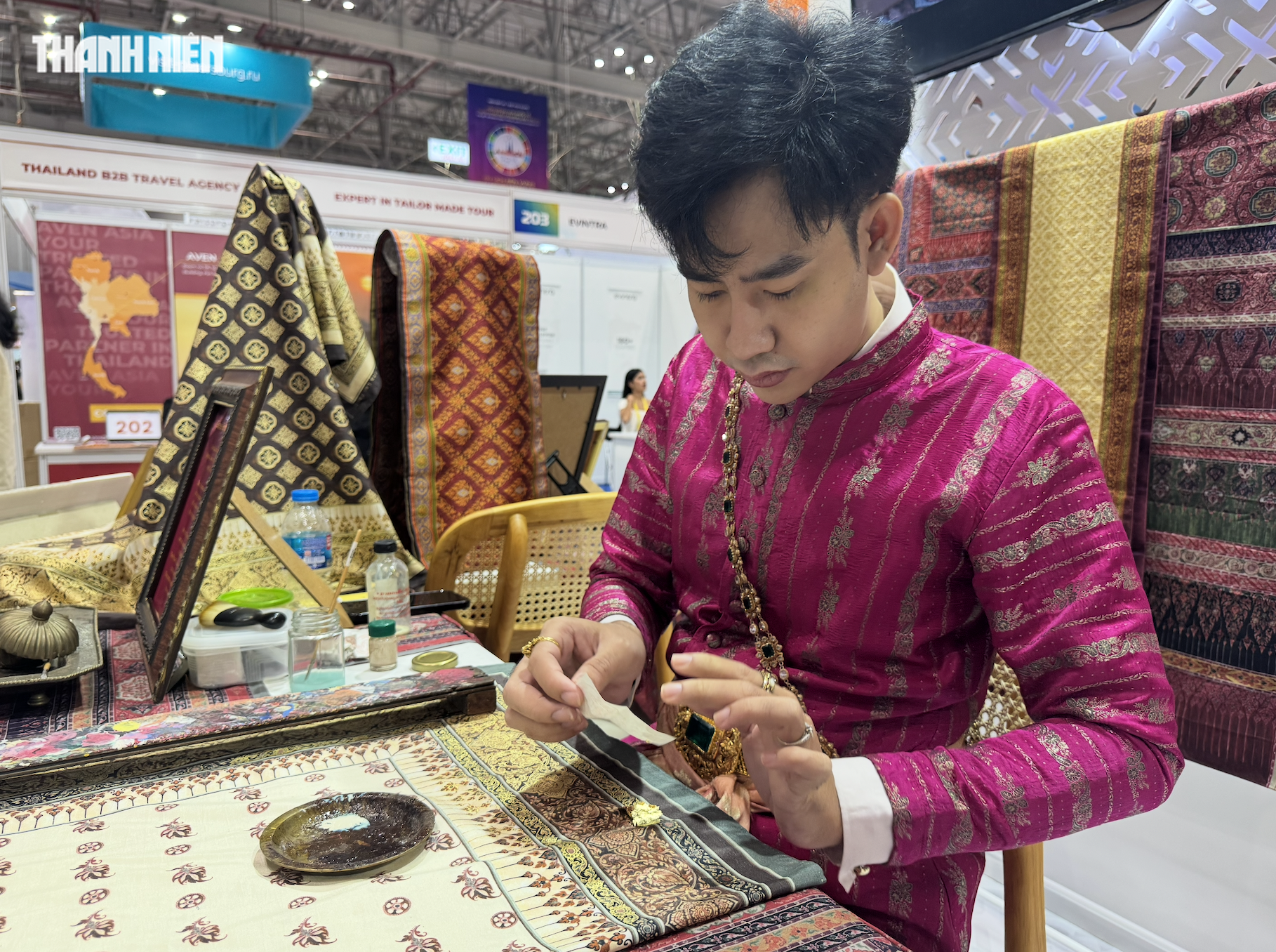 泰国帅哥复兴失传400年布料在旅游博览会上引起轰动