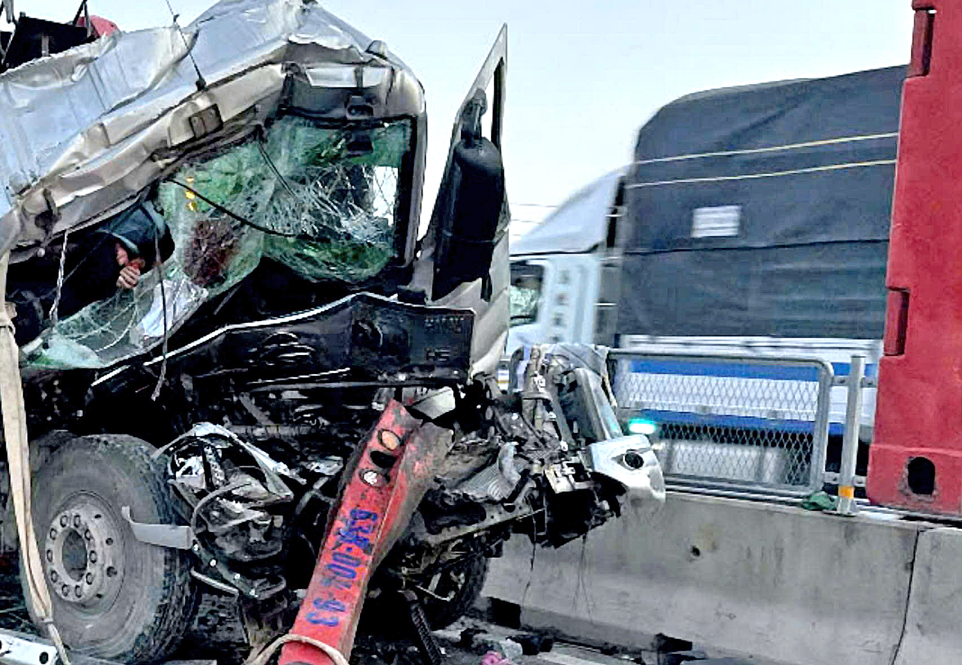 卡车在邦-万宁高速公路上撞上牵引车，2人死亡，3人受伤