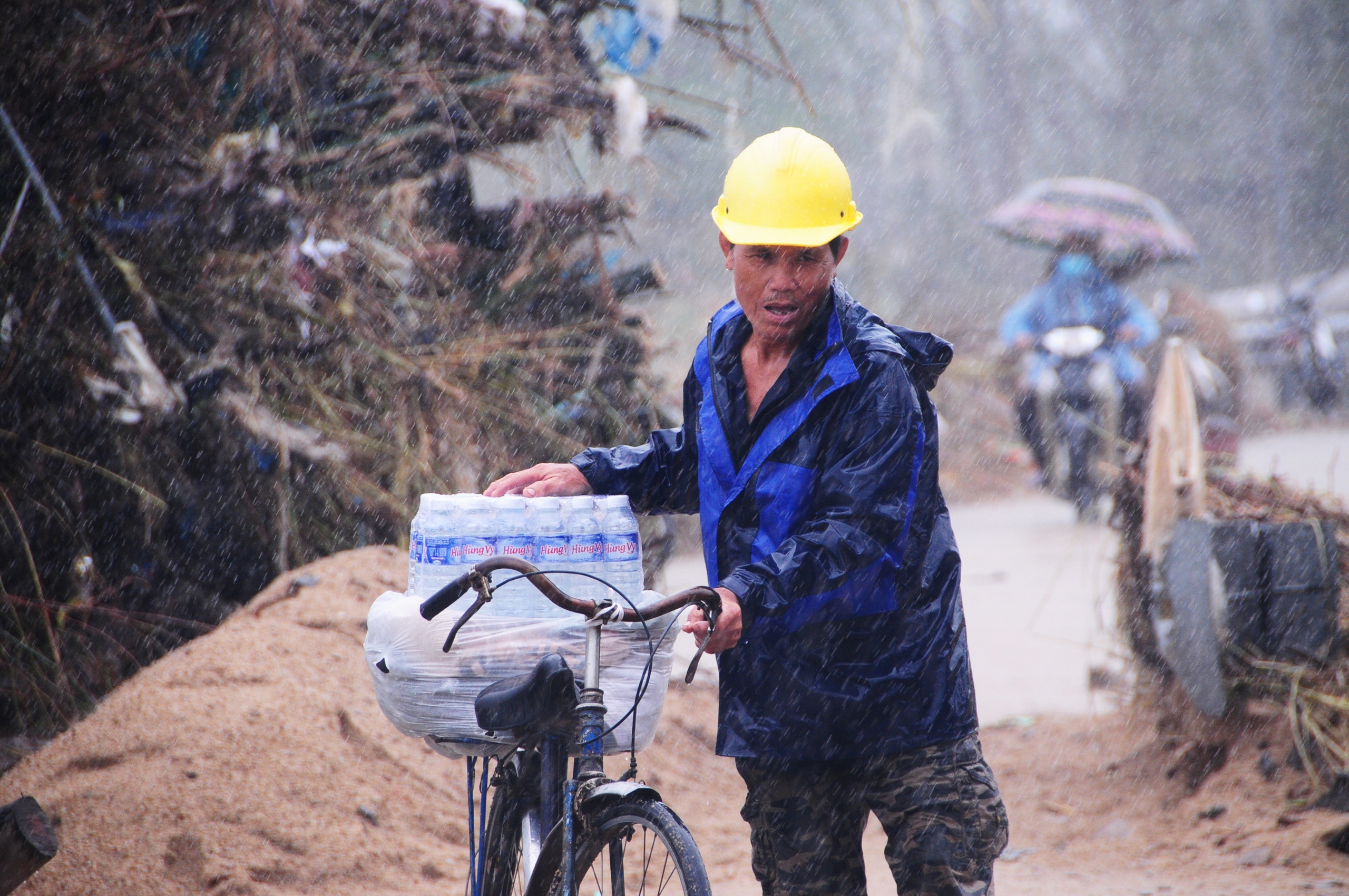 基罗河沿岸居民排长队领取救援物资