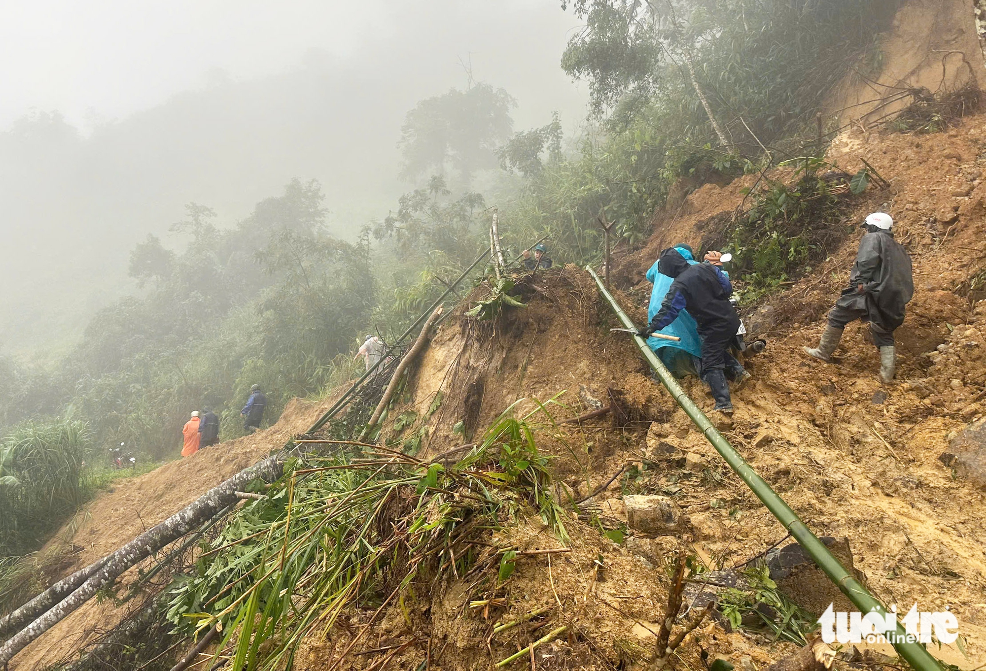 国道1号经过岘港被淹，多个山区乡镇发生山体滑坡，道路中断