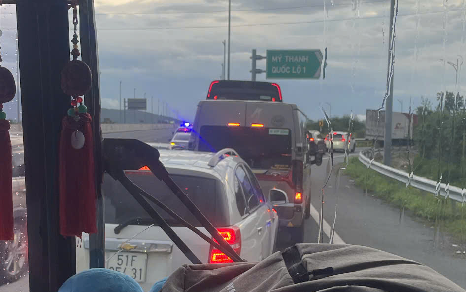 潘切-油椰高速公路严重拥堵，交警分流至国道1号