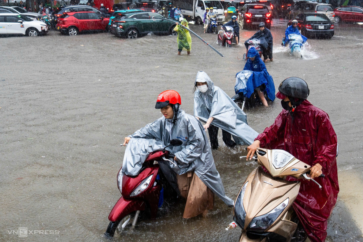 居民在桥下避雨，涉水寻找回家路