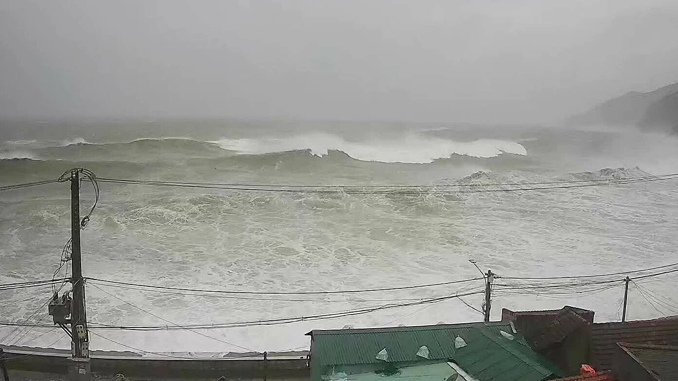 台风Kalmaegi逼近海岸时击碎酒店玻璃