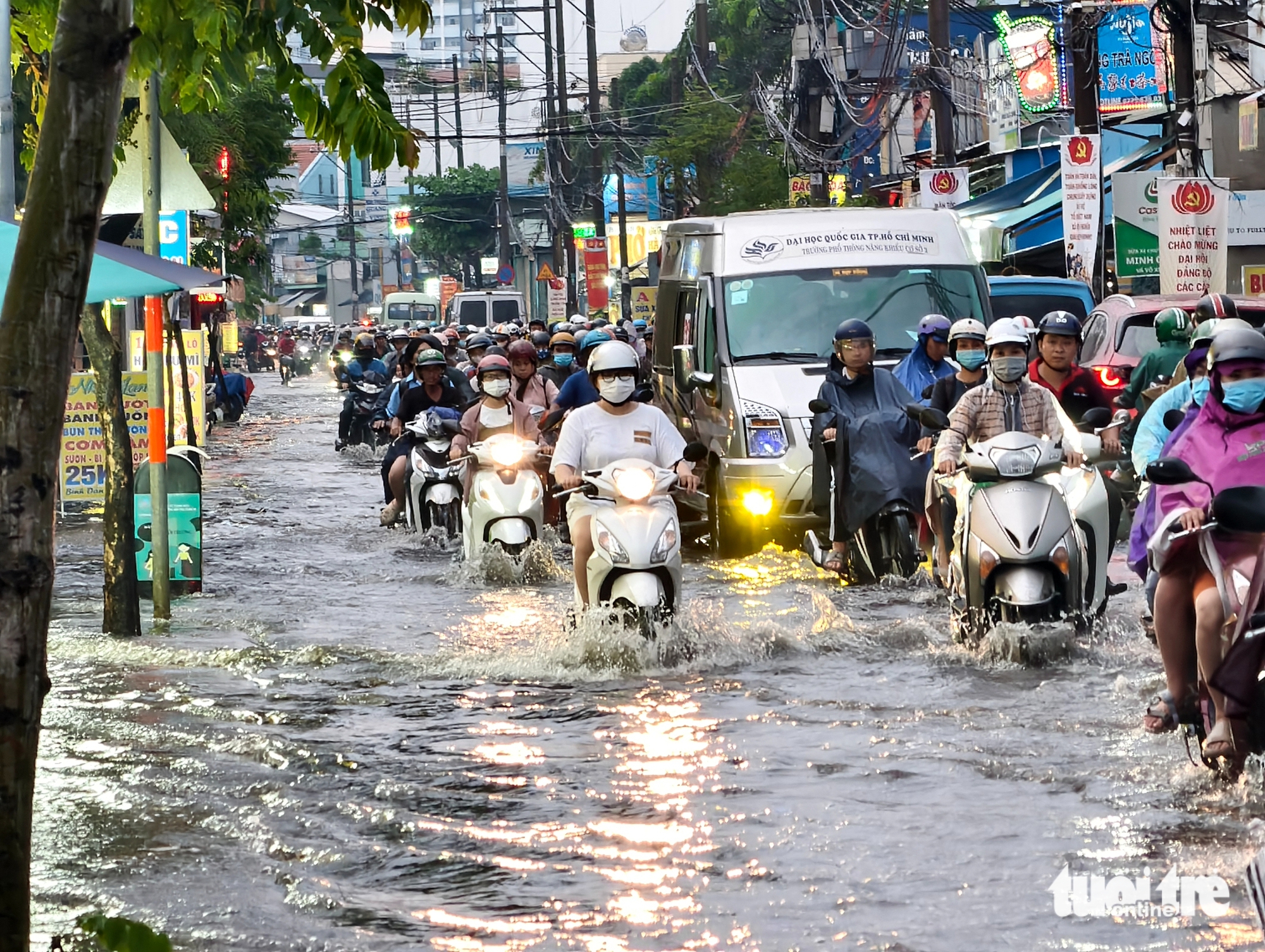 潮汐结合雨水导致内涝，胡志明市市民下班时段涉水而行
