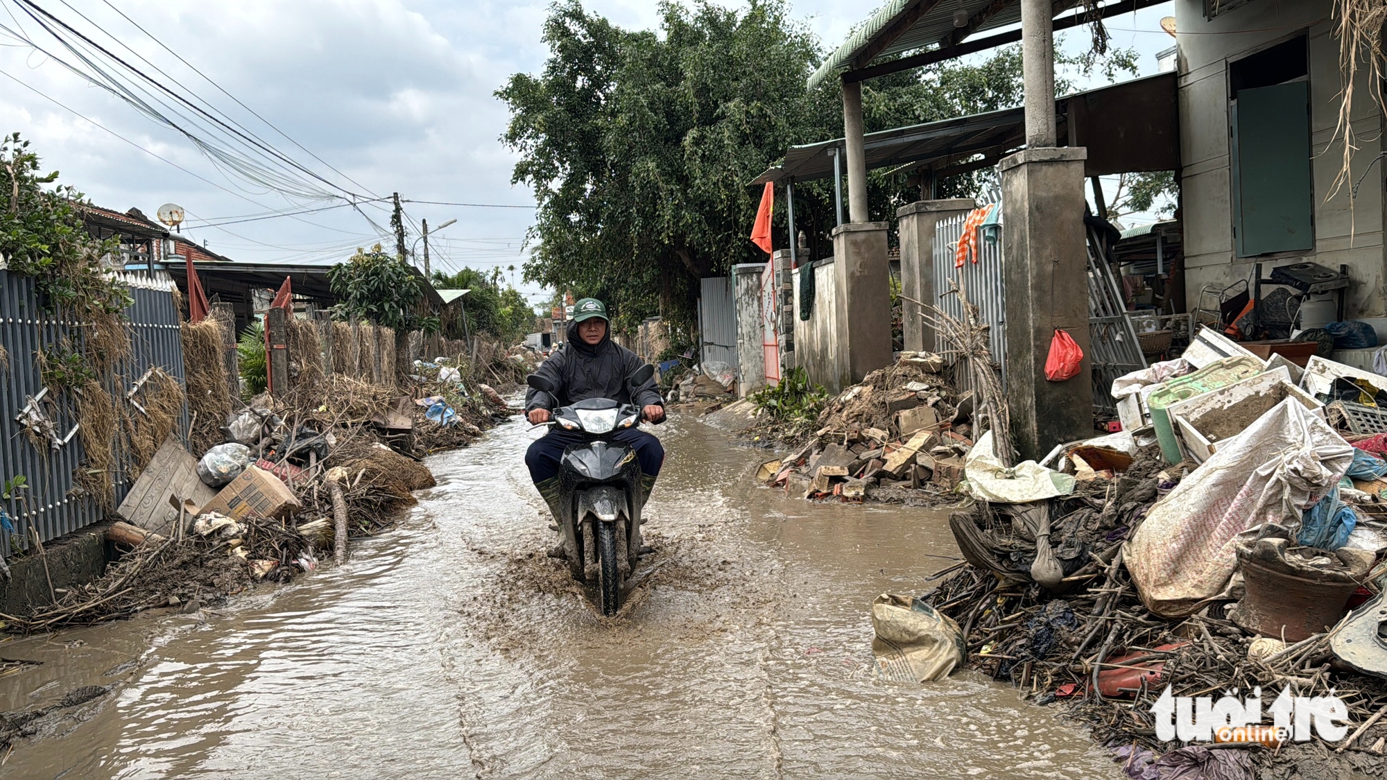 巴河洪水泛滥，白田村一片狼藉