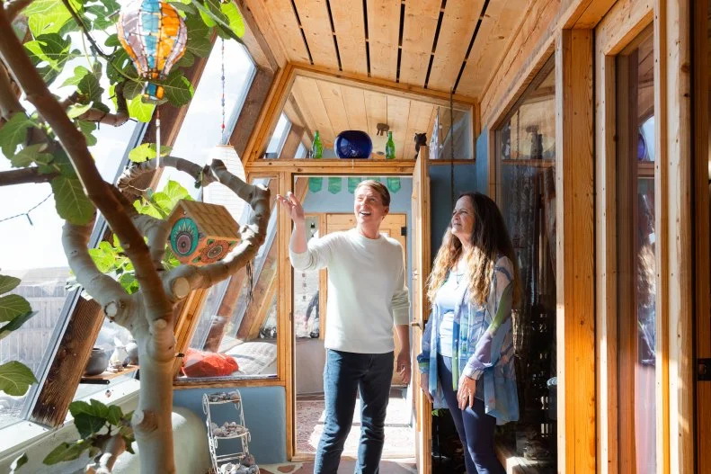 参观新墨西哥州奇特的自给自足绿色Earthship房屋