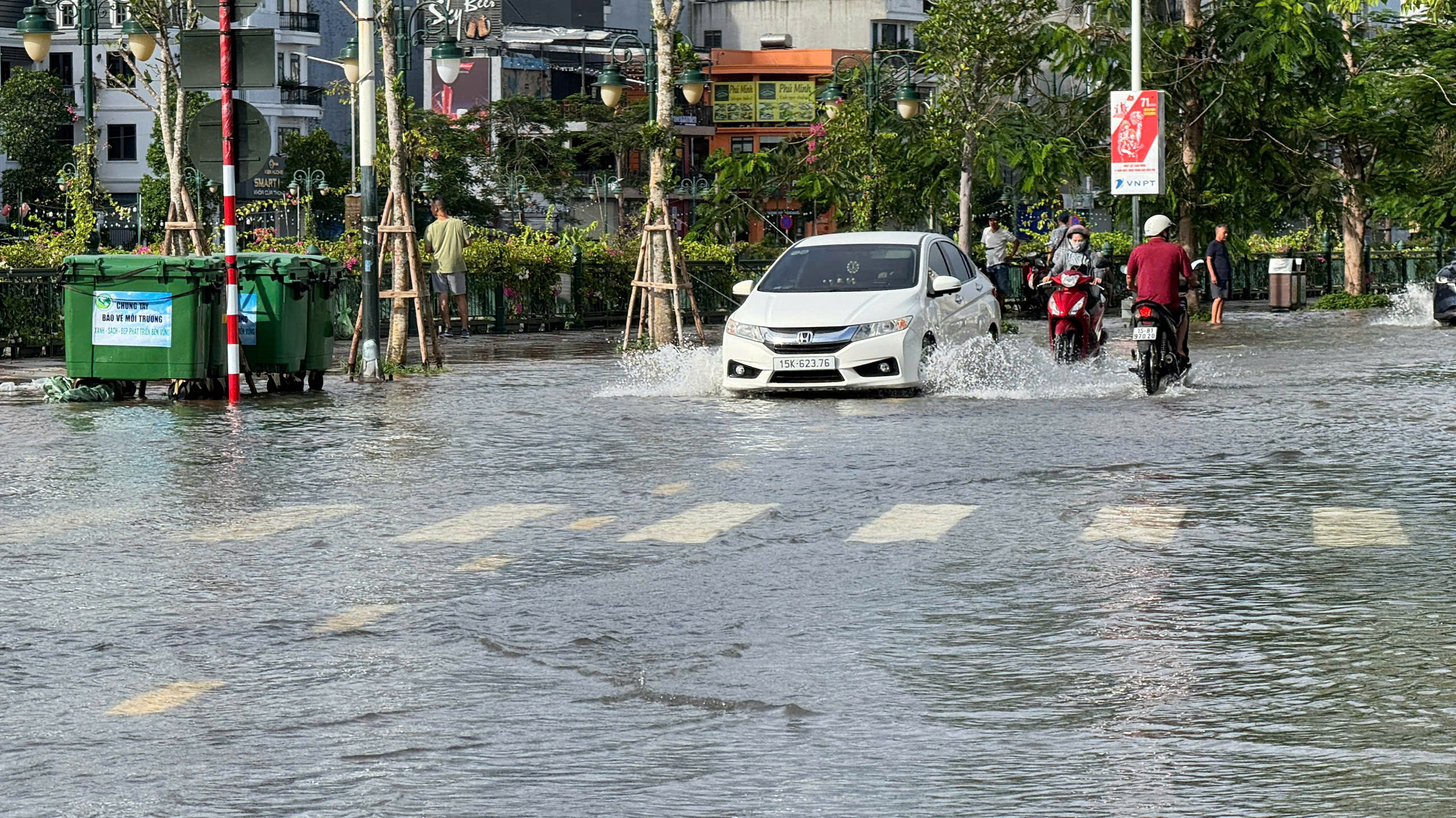 3号台风后水位迅速上涨，海防多条街道成河